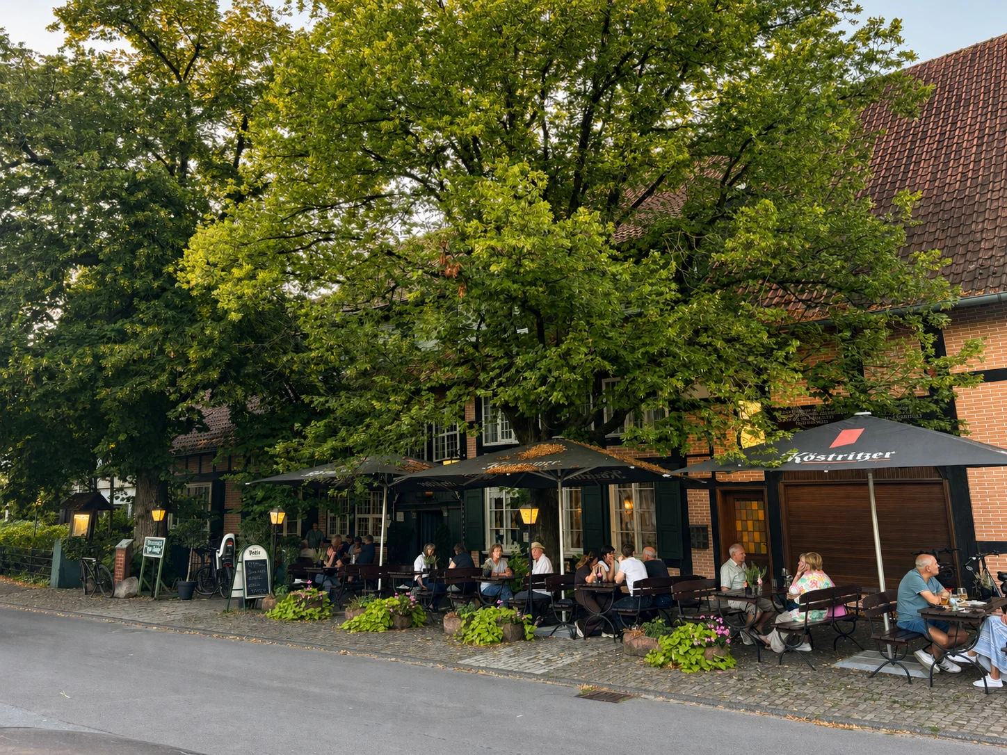 Historische Außenansicht unter den Linden der Gaststätte Zur Linde